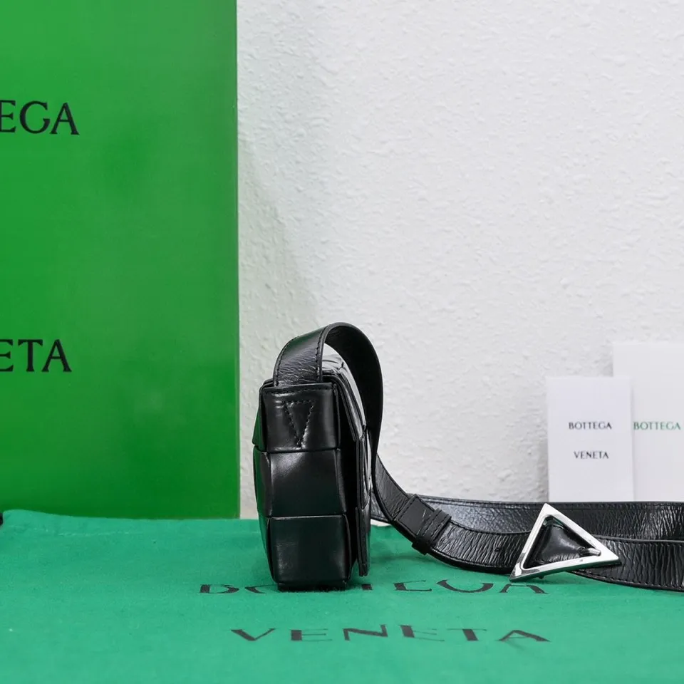 Bv new autumn and winter Cassette small pillow bag, classic weaving technology, oil wax leather design pillow bag, has developed into a family series and has become the trump card of the new Bottega bag🔥 A must-have artifact for fashionistas to match frequently selected fashion items and contemporary exquisite workman concave shapes💚Cute and cute, the medium size is launched in the latest color, beautiful and dreamy, super exciting💓 Size: 17.5*10.5*3cm, model: 7587#